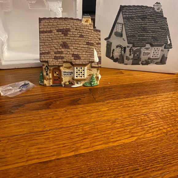 Dept 56 Wrenbury Baker - Picture 1 of 2